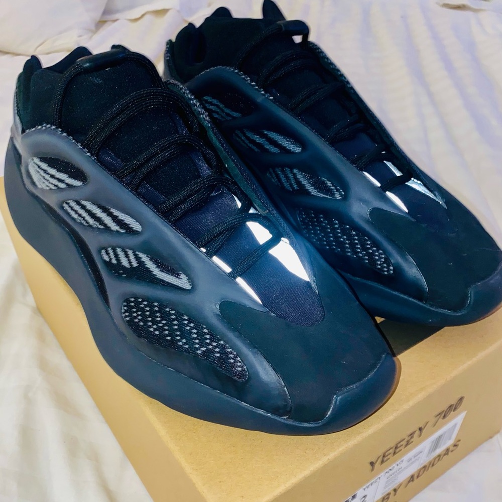 Yeezy 700 V3 Dark Glows (M 12)